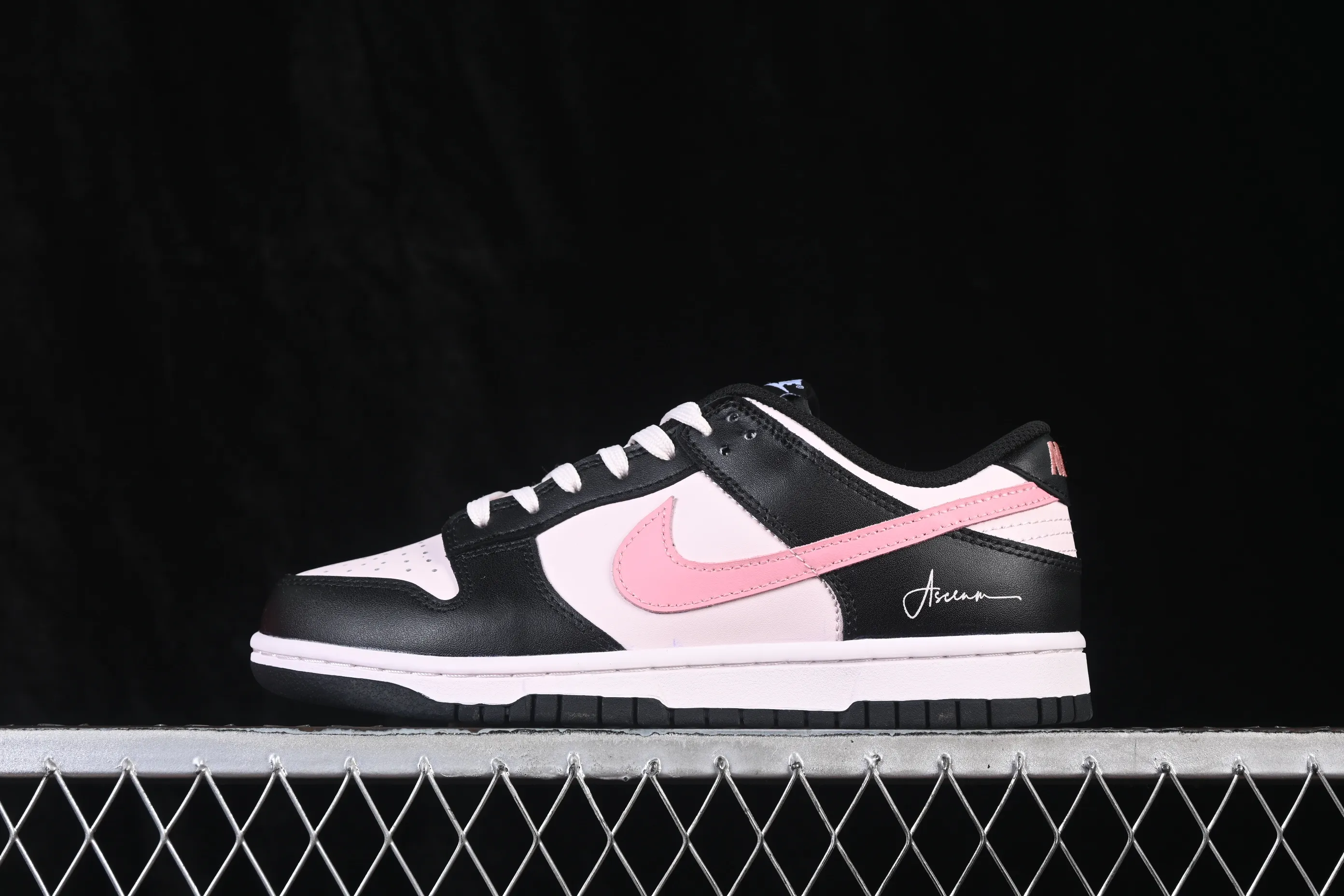 All Categories Nk SB Dunk Series Nk SB Dunk Low High-end Customized Low-top Shoes Nike SB Dunk Low Black Pink Anniversary High-end Customized Low-top Casual Shoes BP1228-173